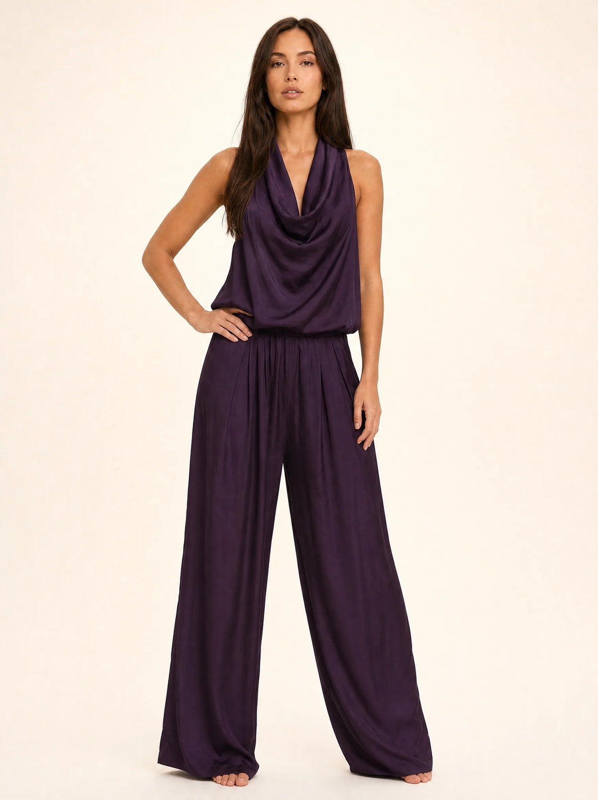 Conjunto de top drapeado de satén y pantalón de pierna ancha