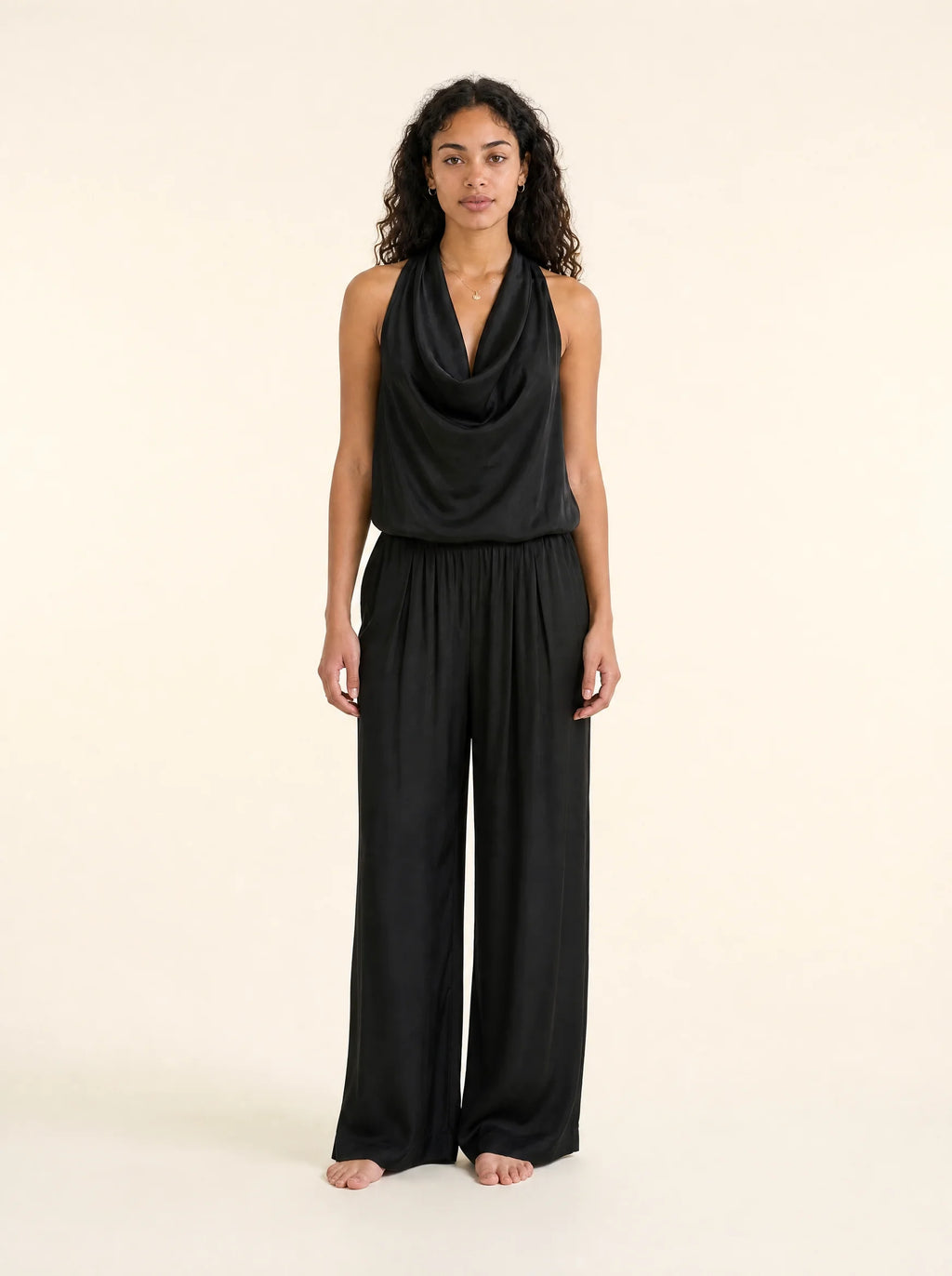 Conjunto de top drapeado de satén y pantalón de pierna ancha