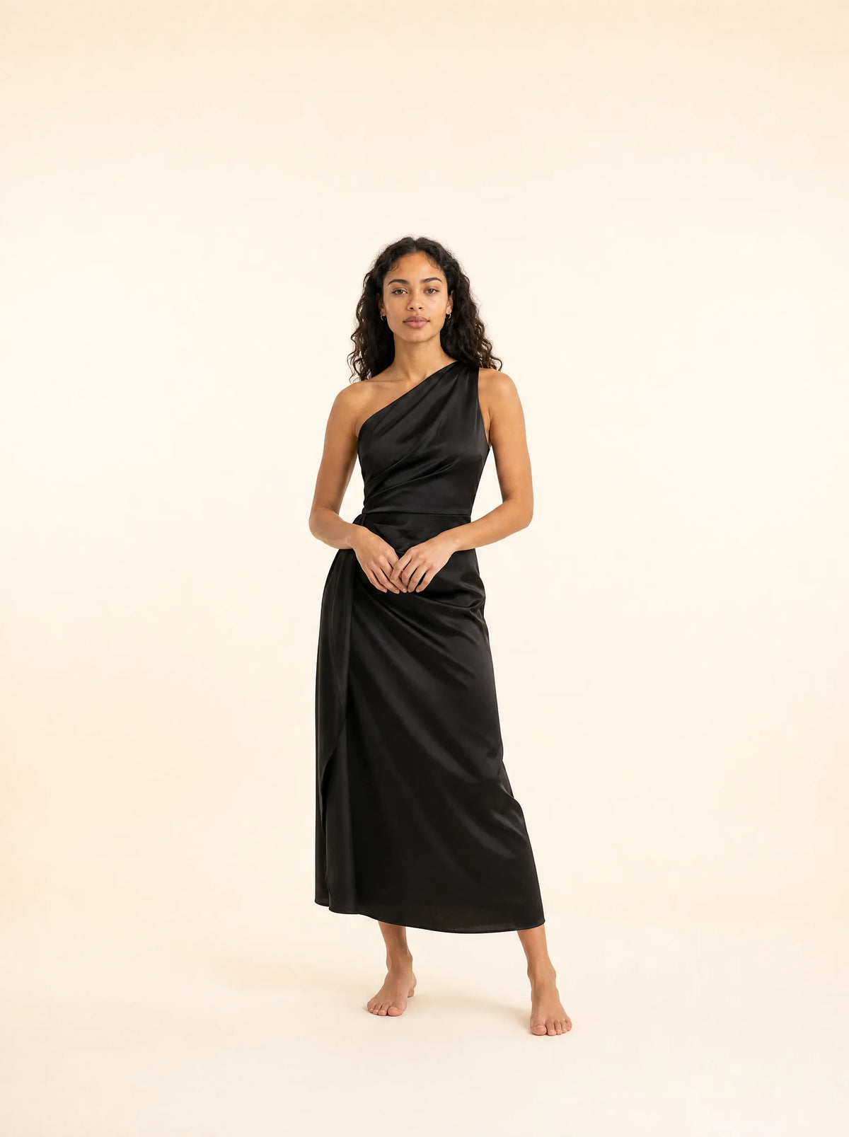 Vestido de noche de satén con un hombro al descubierto y espalda abierta